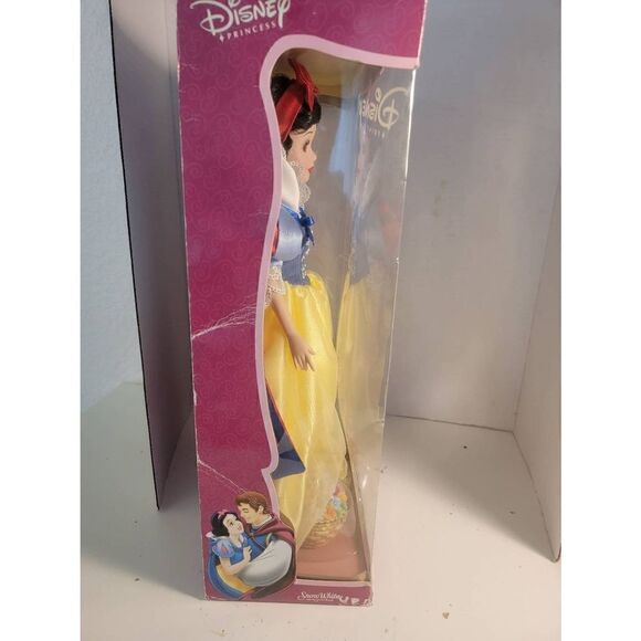 Disney Princess Snow White Porcelain Keepsake Doll NWOT IOB - Picture 4 of 5